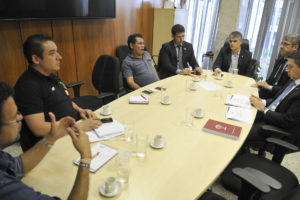 Em reunião com representantes do Sinpro-DF, o secretário da Casa Civil, Relações Institucionais e Sociais do DF, Sérgio Sampaio, e pelo Secretário de Fazenda do DF, Wilson de Paula, foi acordado o cronograma de pagamento das pecúnias.