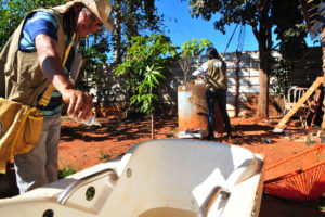 Agente despeja hipoclorito de sódio para impedir o desenvolvimento do Aedes aegypti