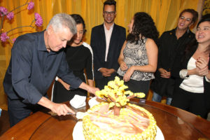 Acompanhado da esposa, Márcia Rollemberg, o governador participou do corte do bolo de aniversário