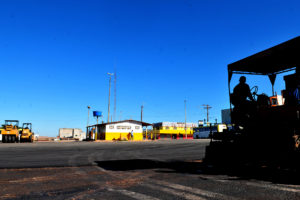 Asfaltamento no pátio de ônibus na Quadra 401 de Santa Maria melhora o ambiente de trabalho para os profissionais das empresas de ônibus.