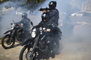 O motopatrulhamento permite melhor locomoção e e atuação em locais de difícil acesso ou com aglomeração de pessoas.