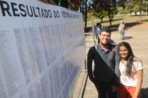 Aulões gratuitos ajudaram 166 recém-aprovados na UnB. Entre eles estão Evelyn da Silva de Oliveira, que vai cursar química, e Wanderson Armando, futuro jornalista.