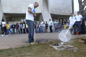 Os foguetes de garrafa PET produzidos pelas crianças foram lançados na aérea externa do Planetário.