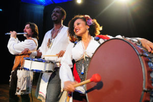 O Grupo Nutra de Teatro, no Espaço Galpão do Riso. Os atores João Porto, Paulo Gomes e Paula Sallas.