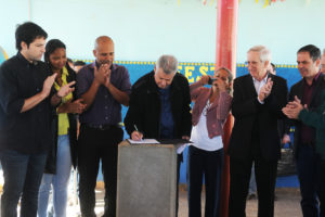 Governador Rodrigo Rollemberg assinou ordem de serviço para retomada da ampliação da Escola Classe 1 do Porto Rico na manhã desta quinta-feira (13), em Santa Maria.