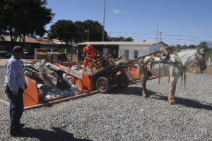 Na manhã dessa segunda (17), o carroceiro Fábio Fernandes Júnior, de 32 anos, descartava entulho no equipamento da QNP 28 de Ceilândia, inaugurado no último dia 6.