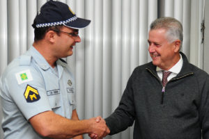 O policial militar Theodoro da Silva recebeu do governador Rollemberg o distintivo que representa a mudança de cabo para terceiro-sargento.