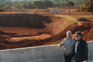 A obra faz parte do conjunto de intervenções no Trevo de Triagem Norte, que ficará totalmente pronto até o fim de 2018. Rollemberg visitou o local nesta segunda (24).