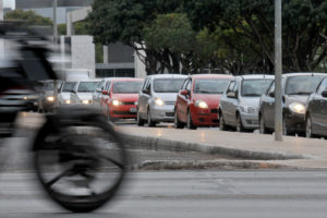 Para conseguir a autorização, o condutor já deve ter quitado o IPVA, o DPVat, a taxa de licenciamento e as multas pendentes