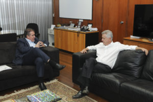 O presidente da Frente Nacional de Prefeitos grupo e prefeito de Campinas, Jonas Donizette (PSB), e o governador Rodrigo Rollemberg.