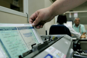 A partir de sexta-feira (1º), os motoristas do Distrito Federal devem estar em dia com o certificado de registro e licenciamento de veículo (CRLV) referente a 2017 — a validade do de 2016 vence nesta quinta-feira (31).