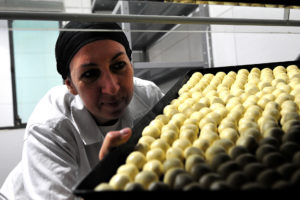 A moradora de Sobradinho Carla Burin aprendeu a fazer produtos sem glúten e sem lactose