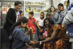 A embaixatriz do Gabão, Julie Pascale Moudoute-Bell, demonstrou aos alunos e à colaboradora do governo e idealizadora do projeto, Márcia Rollemberg, como a banana-da-terra é amassada em pilão de madeira