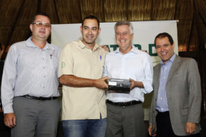 O extensionista Fabiano Carvalho recebeu o equipamentos de informática do governador Rodrigo Rollemberg.