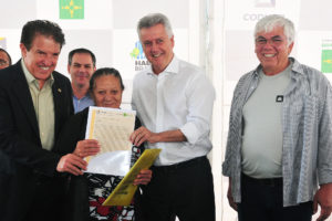 Governador de Brasília, Rodrigo Rollemberg, entrega a escritura para a moradora Maria do Socorro Alves, de 73 anos. Ela esperou pelo documento por quase 50 anos.