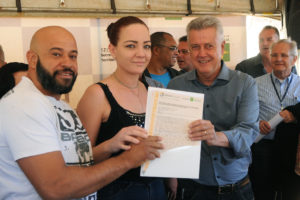 O governador de Brasília, Rodrigo Rollemberg, entregou lote no Sol Nascente, em Ceilândia, para Aline Garcia Caixeta e Francisco Herison Sousa Paiva.