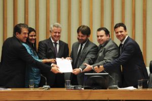 Os deputados Agaciel Maia (PR) e Telma Rufino (PROS); o governador Rodrigo Rollemberg; o presidente da CLDF, deputado Joe Valle (PDT); e os deputados Julio César (PRB); e Professor Israel (PV).