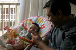 O servidor Alan Silva Macedo e sua filha, Alessandra Maria