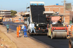 Começou na manhã desta quarta-feira (2) a pavimentação asfáltica na Avenida Central do Trecho 2 do Sol Nascente