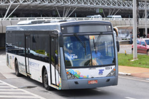 Ônibus da TCB na linha para o Aeroporto de Brasília.