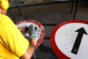 Trabalho de recuperação de placas de sinalização é feito também por reeducandos da Funap.