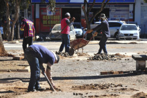 Um dos pontos mais famosos de Taguatinga, a Praça do DI passa por obras de revitalização. Estão sendo feitas troca de bancos, pinturas de meios-fios, substituição de pedras portuguesas, limpeza e poda de árvores.