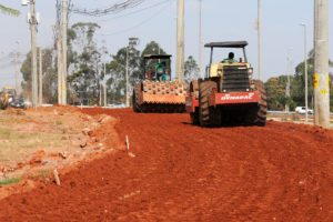 Máquinas voltaram ao trabalho nesta segunda-feira (21) para concluir fase de terraplanagem das obras de construção da ciclovia na Estrada Parque Taguatinga (EPTG).