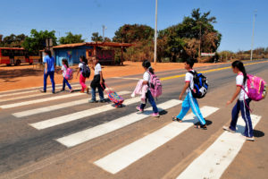 Servidores mapeiam problemas e fazem a ponte com órgãos públicos para buscar solução. Na DF-140, faixa de pedestres próximo a uma escola ganhou pintura nova.