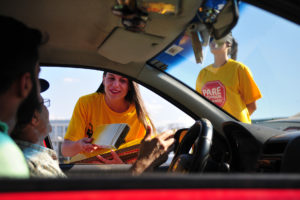 Blitz educativa promovida pelo Detran-DF orientou motoristas sobre cuidados no trânsito.