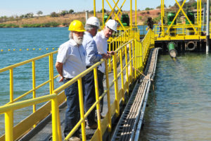 O governador Rollemberg acompanhou os testes de captação da água do Lago Paranoá nesta quinta-feira (14) e visitou a balsa onde ocorre o processo.