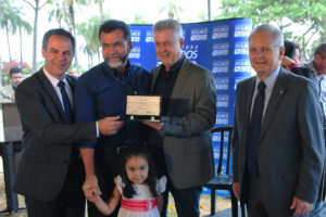 O servidor da Novacap Paulo Amorim dos Reis recebeu uma homenagem por 35 anos de serviços prestados à empresa, das mãos do presidente da Novacap, Júlio Menegotto, do governador de Brasília, Rodrigo Rollemberg e do secretário de Obras, Infraestrutura e Serviços Públicos, Manoel Coimbra.