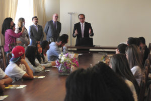 O embaixador do Paraguai, Manuel María Cáceres Cardozo, recebeu os alunos do Centro Fundamental 11 de Ceilândia.