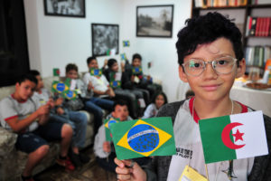 Miguel Lopes, de 10 anos, estava ansioso pela visita à Embaixada da Argélia.