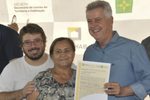 O secretário de Gestão do Território e Habitação, Thiago de Andrade, e a moradora de Sobradinho II Maria Anunciada da Silva, que recebeu a escritura das mãos o governador de Brasília, Rodrigo Rollemberg.