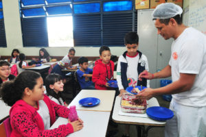 O merendeiro Divino Rocha de Alvarenga, da Escola Classe 3, criou o fricassê multicolorido, com três camadas.