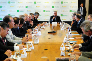 O governador Rollemberg em reunião representantes de onze entidades do setor produtivo do DF no Palácio do Buriti nesta segunda-feira (11).