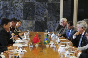 O governador Rollemberg recebeu no Palácio do Buriti comitiva chinesa liderada pelo vice-prefeito do Distrito de Xicheng, em Pequim, Li Yi.