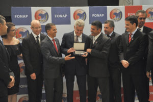 O governador Rollemberg recebeu a homenagem em cerimônia na noite desta quarta-feira (6).