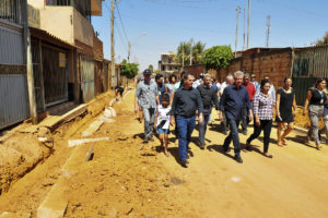 O governador Rodrigo Rollemberg no Trecho 2 do Sol Nascente, que recebe obras de infraestrutura.