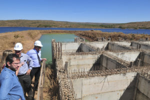 Nesta terça-feira (12), o presidente da Caesb, Maurício Luduvice, visitou as obras do lado goiano do Sistema Produtor Corumbá.