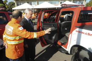 O comandante-geral do Corpo de Bombeiros, coronel Hamilton dos Santos Esteve Júnior, apresenta as novas viaturas ao governador Rollemberg.