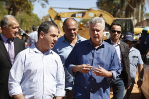 O governador de Brasília, Rodrigo Rollemberg, acompanhado do administrador regional interino de Vicente Pires, Júlio Menegotto, visitou as obras de drenagem pluvial, pavimentação e construção de calçadas nesta quarta-feira (13).