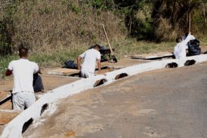 Trabalho de limpeza de bueiros previne alagamentos no período chuvoso.