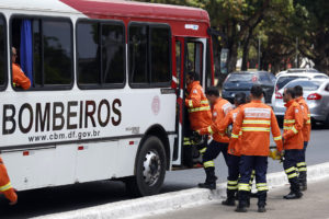 Militares seguem na tarde desta sexta-feira para o parque nacional, onde o fogo se alastra desde terça-feira. Antes de partir, equipe foi recebida por Rollemberg no Palácio do Buriti