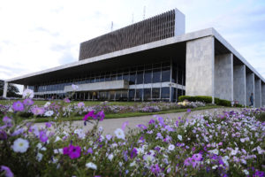 Grades em torno do Palácio do Buriti foram retiradas nesta quarta-feira (4).