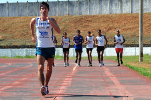 Entre eles, o medalhista olímpico Caio Bonfim treina a marcha atlética com jovens e quer incentivar oportunidades nos esportes.