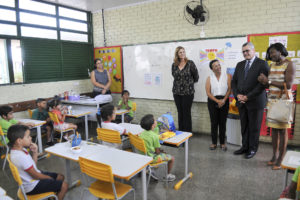 O embaixador do Gabão, Jacques Michel Moudoute-Bell, e a embaixatriz, Julie Pascale Moudoute-Bell, visitaram acompanhados da colaboradora do governo de Brasília Márcia Rollemberg, visitaram nesta sexta-feira (27) o CEF nº 21, de Taguatinga Brasil.