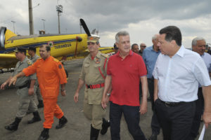 Os governadores de Brasília, Rodrigo Rollemberg, e de Goiás, Marconi Perillo, vistoriaram neste sábado (28) áreas atingidas pelo incêndio na Chapada dos Veadeiros.