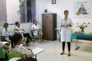 Servidora da Secretaria de Saúde, a dentista Érika Mendonça faz, no consultório, visitas a escolas, creches e ministra palestras para grupos específicos, como grávidas, diabéticos e hipertensos como parte da Estratégia de Saúde da Família.