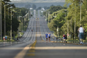 Até 11 de fevereiro de 2018, o tempo de liberação da rodovia para entretenimento e práticas esportivas será modificado para se adaptar ao horário de verão